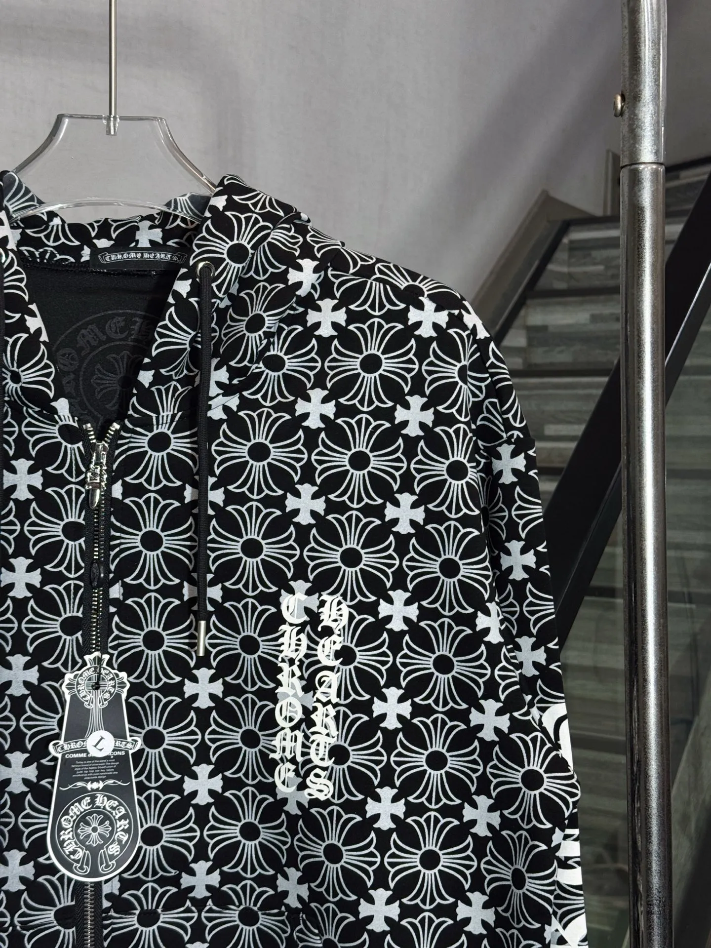 P320 model number: HE362 Chromehearts - Chromehearts all-over printed cross-flower hooded jacket. The fabric is made of high-gram heavyweight terry cotton fabric. The upper body is warm and comfortable, and the hand feels delicate. The surface of the clothes is made of all-over offset printing technology, which highlights the characteristics of the overall clothing. The Sanskrit letters on the arms and the horseshoe print on the back are very conspicuous, which enhances the overall sense of high-end. The custom-made Chromehearts pattern hardware zipper is made by a large factory. You can buy it with confidence.  Color: Picture color Size: S M L XL